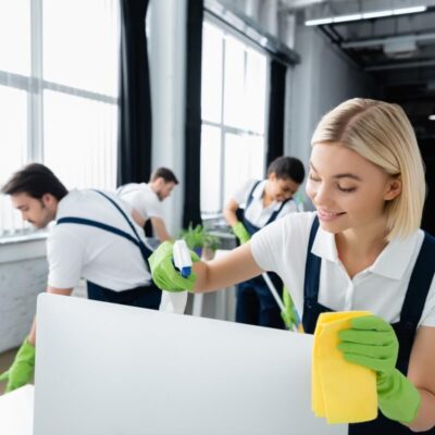 Zespół wykonujący sprzątanie budynków komercyjnych.