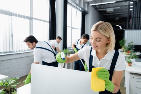 Zespół wykonujący sprzątanie budynków komercyjnych.