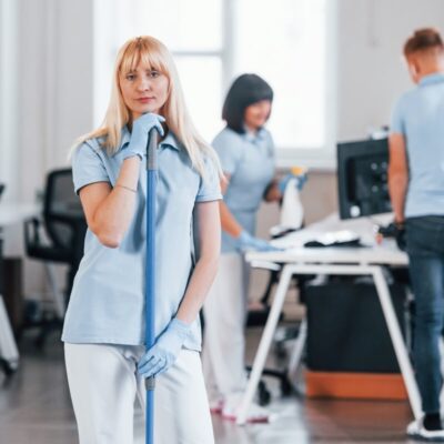 Pracownicy firmy sprzątającej w biurze.