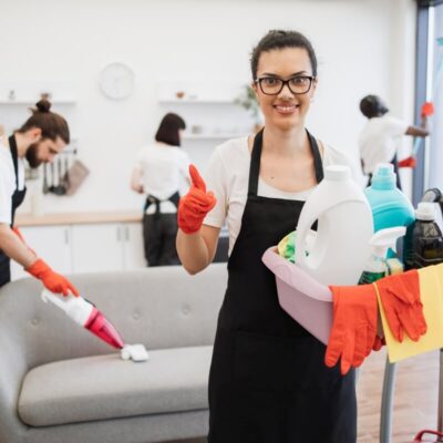 Pracownicy firmy sprzątającej czyszczą nowoczesne biuro.
