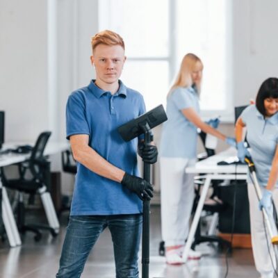 Profesjonalne sprzątanie biura przez zespół specjalistów.